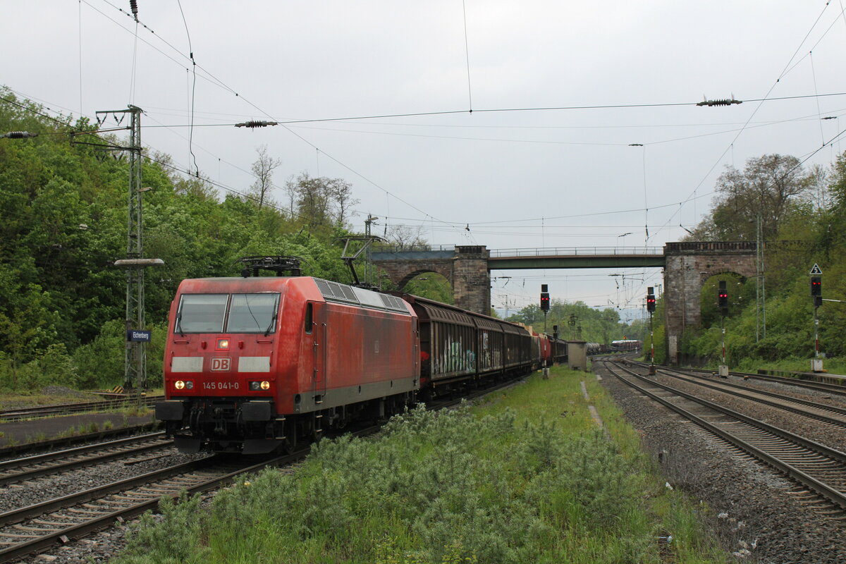 DB 145 041-0 mit einem gemischten Gterzug Richtung Gttingen, am 20.05.2023 in Eichenberg. Vom Bahnsteigende aus fotografiert.