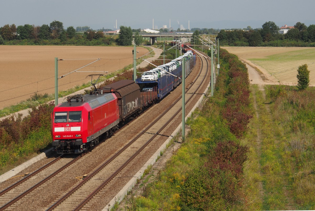 DB 145 045 fährt mit einem gemischten Güterzug auf der Schifferstädter Umgehungskurve Richtung Neustadt/W. 

Schifferstadt, der 06.09.2014