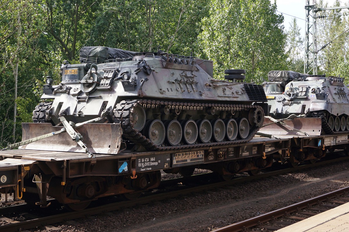 DB 145 063-4: Am 13. August 2013 passierten in kurzen Zeitabstnden gleich zwei lange Militrzge den Hauptbahnhof Braunschweig. Transportiert wurden diverse Panzertypen sowie verschiedene Pneufahrzeuge. Gefhrt wurden diese Zge mit den BR 145 063-4 (DB RAILION) und der BR 185 043-7 (DB). Da der Fotostandort auf dem Perron fr eine optimale Aufnahme dieser interessanten Zge nicht gengte, mussten einige Wagen mit besonderer Beladung einzeln im Bilde festgehalten werden.
Foto: Walter Ruetsch