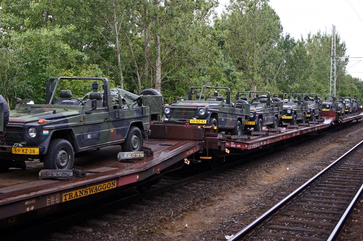 DB 145 063-4: Am 13. August 2013 passierten in kurzen Zeitabstnden gleich zwei lange Militrzge den Hauptbahnhof Braunschweig. Transportiert wurden diverse Panzertypen sowie verschiedene Pneufahrzeuge. Gefhrt wurden diese Zge mit den BR 145 063-4 (DB RAILION) und der BR 185 043-7 (DB). Da der Fotostandort auf dem Perron fr eine optimale Aufnahme dieser interessanten Zge nicht gengte, mussten einige Wagen mit besonderer Beladung einzeln im Bilde festgehalten werden.
Foto: Walter Ruetsch