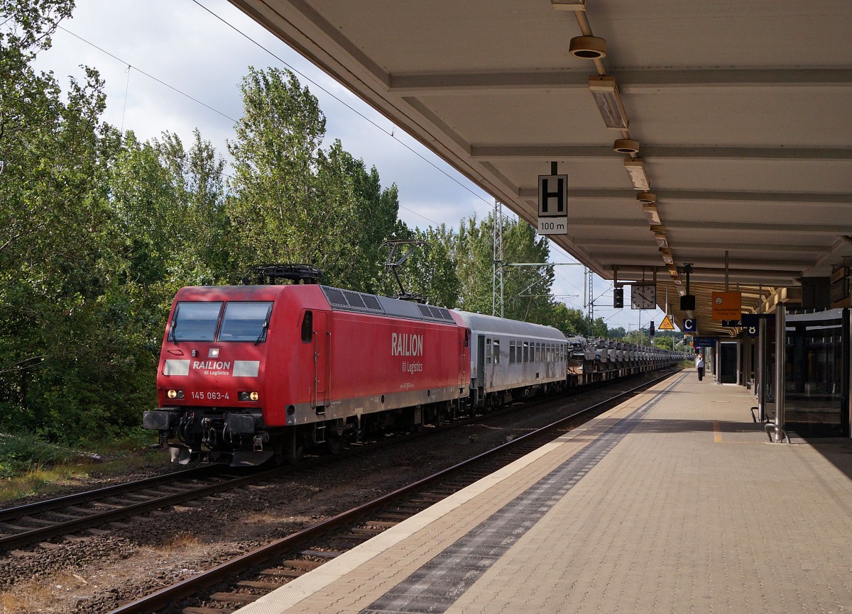 DB 145 063-4: Am 13. August 2013 passierten in kurzen Zeitabstnden gleich zwei lange Militrzge den Hauptbahnhof Braunschweig. Transportiert wurden diverse Panzertypen sowie verschiedene Pneufahrzeuge. Gefhrt wurden diese Zge mit den BR 145 063-4 (DB RAILION) und der BR 185 043-7 (DB). Da der Fotostandort auf dem Perron fr eine optimale Aufnahme dieser interessanten Zge nicht gengte, mussten einige Wagen mit besonderer Beladung einzeln im Bilde festgehalten werden.
Foto: Walter Ruetsch