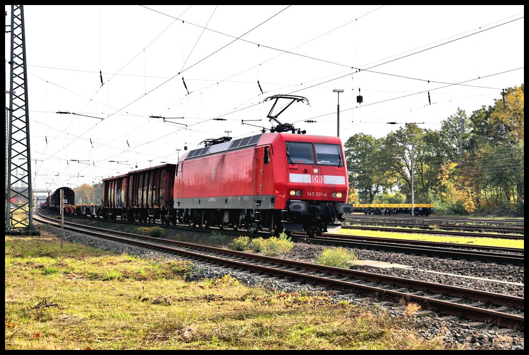 DB 145001-4 durchfährt hier am 20.10.2022 um 11.40 Uhr mit einem gemischten Güterzug den Bahnhof Hasbergen in Richtung Münster.