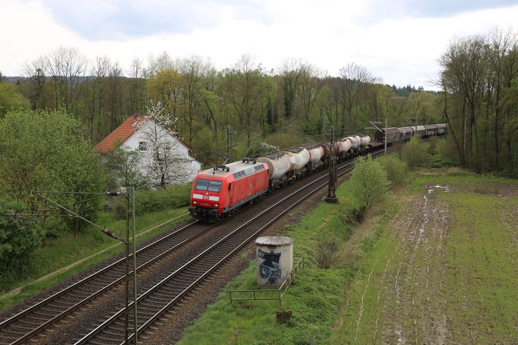 DB 145039-4 ist hier am 9.4.2024 um 15.11 Uhr mit einem gemischten Güterzug in Osnabrück-Hörne in Richtung HBF Osnabrück unterwegs.