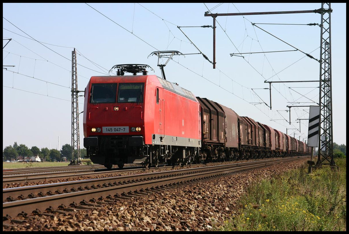 DB 145047-7 ist hier am 12.09.2006 bei Dedensen mit einem Güterzug in Richtung Wunsdorf unterwegs.