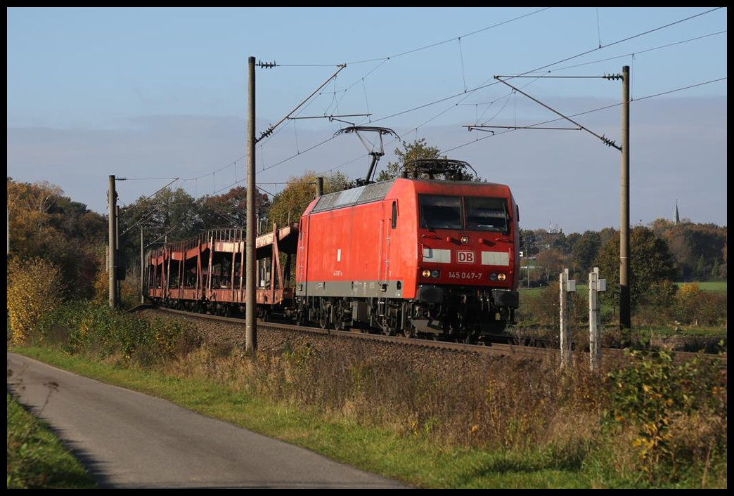 DB 145047-7 ist hier am 4.11.2020 um 11.12 Uhr bei Ibbenbüren - Laggenbeck mit einem leeren Autotransportzug in Richtung Osnabrück unterwegs.