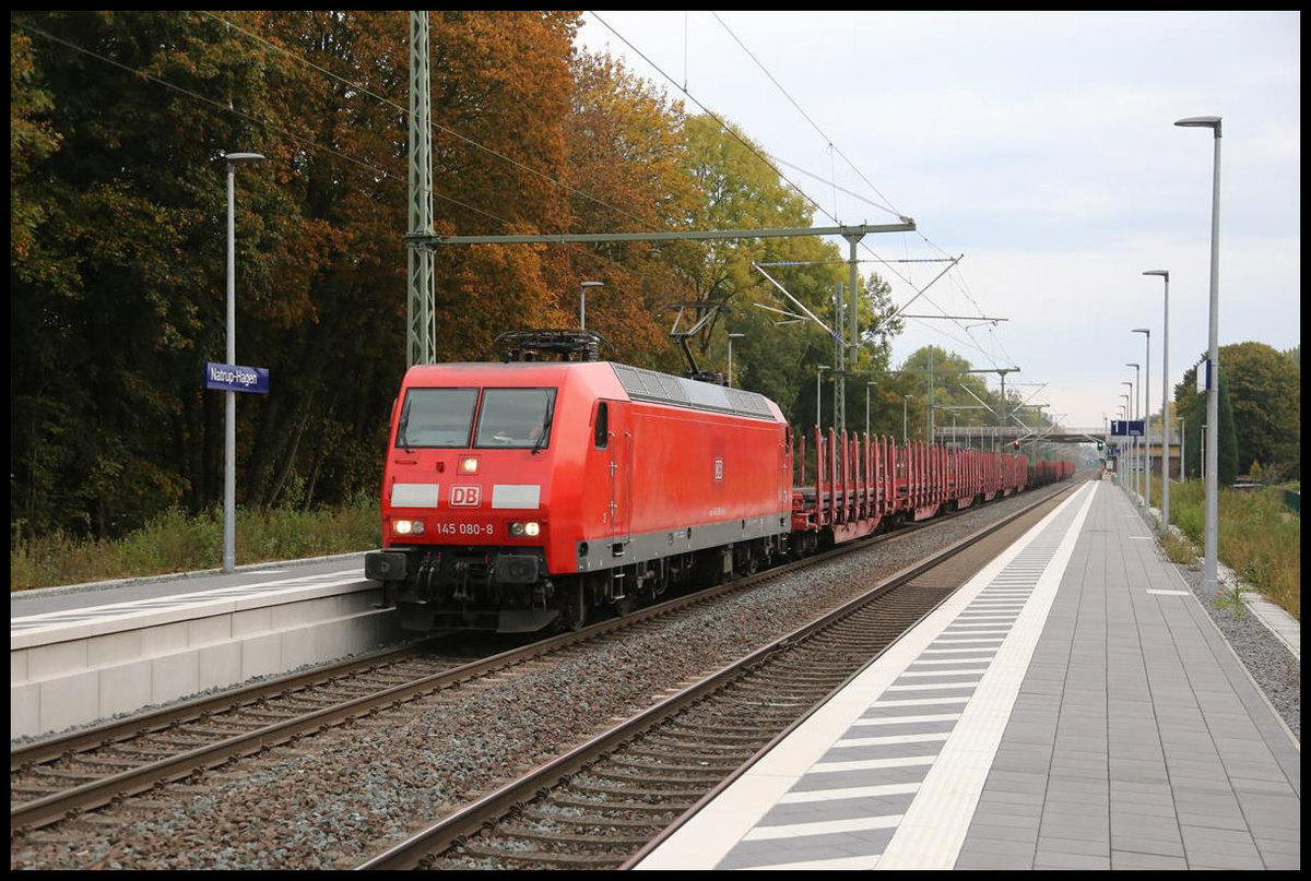 DB 145080-8 durcheilt hier am 20.10.2020 um 08.58 Uhr mit einem Stahlbrammen Zug in Richtung Münster den Haltepunkt Natrup-Hagen.