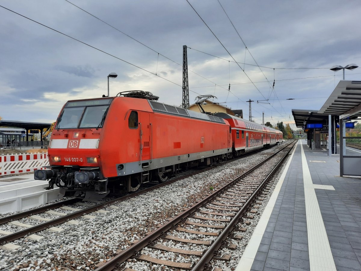 DB 146 007-0 mit dem RE 4880 nach Halle (S) Hbf, am 21.10.2020 in Jena-Göschwitz.