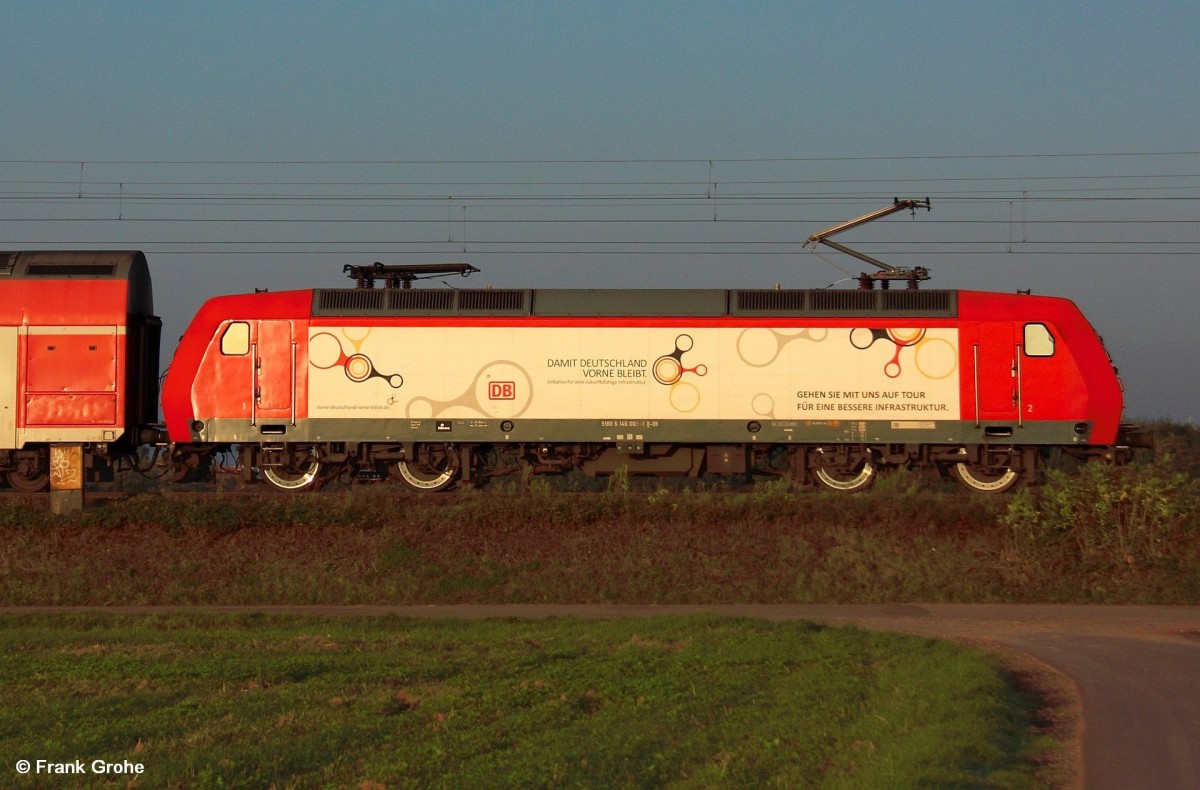 DB 146 008-8 (Baujahr 2001, Adtranz) mit Werbung   Damit Deutschland vorne bleibt. Initiative für eine zukunftsfähige Infrastruktur.   vor RE 10603 Dortmund - Minden, KBS 370 Bielefeld - Hannover, fotografiert bei Neesen am 04.10.2014