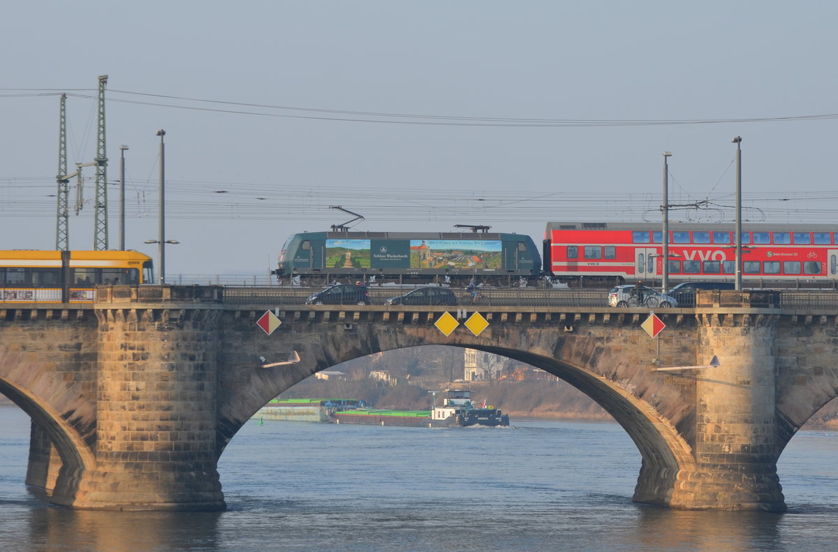 DB 146 010-4 Werbelok  Schloss Wackerbarth  mit der S1 Meißen Triebischtal auf der Marienbrücke über die Elbe in Dresden 09.02.2018