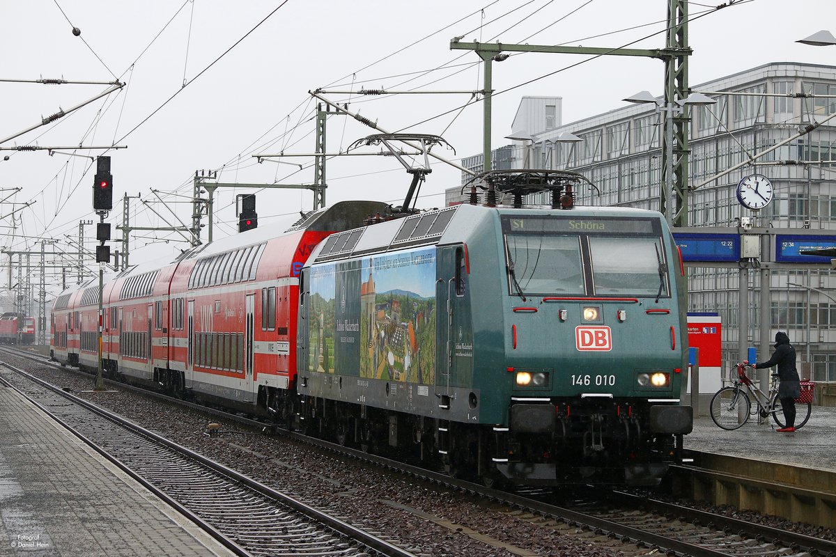 DB 146 010  Schloss Wackerbarth  Werbelok mit S1 in Dresden Mitte, April 2017.