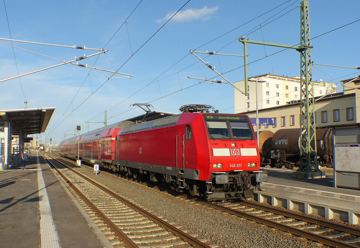 DB 146 011 mit dem RE 4889  Saale-Express  nach Jena-Göschwitz, am 26.11.2021 in Merseburg Hbf.