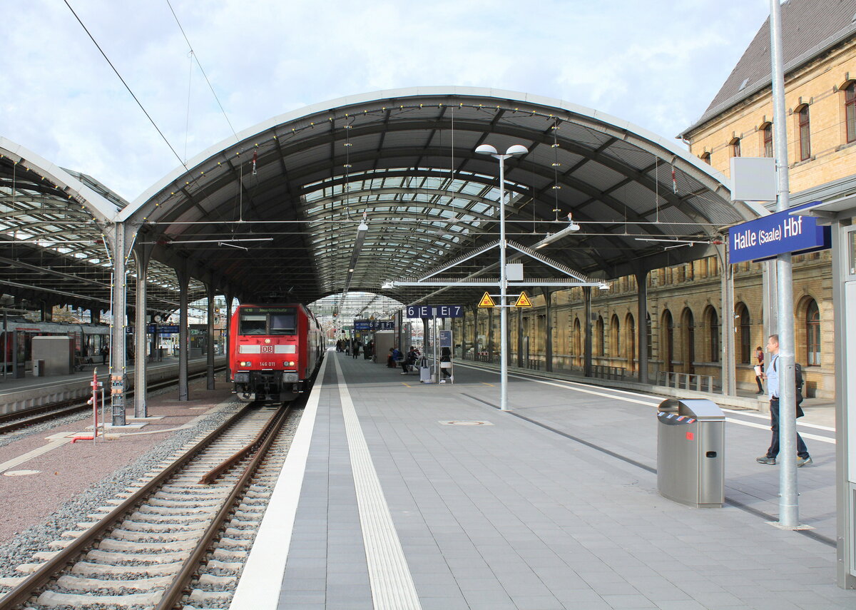 DB 146 011 mit dem RE 4891  Saale-Express  nach Jena-Göschwitz, am 24.10.2022 in Halle (S) Hbf.