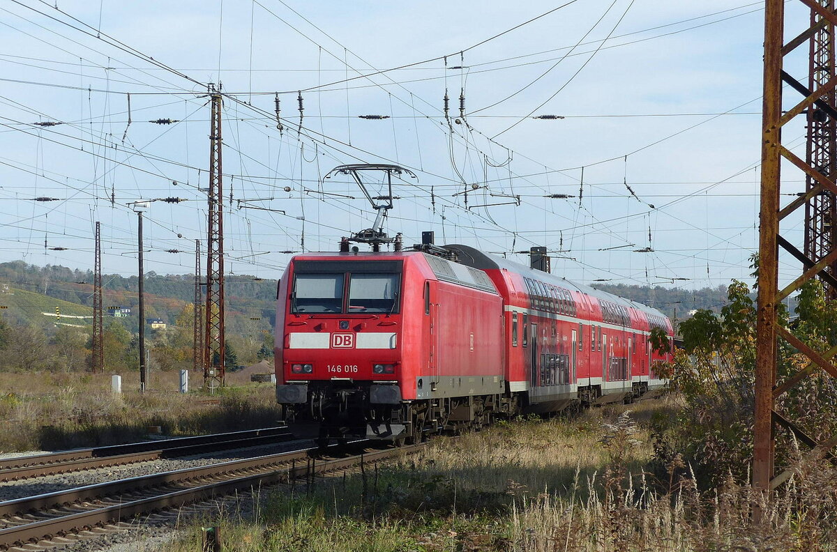 DB 146 016 mit dem RE 4882 von Jena-Göschwitz nach Halle (S) Hbf, am 25.10.2021 in Naumburg (S) Hbf. 