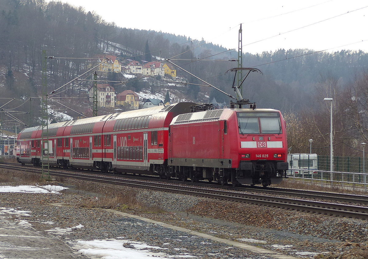 DB 146 025 mit der S 31742 (S1) von Bad Schandau nach Meißen Triebischtal, am 17.02.2017 in Königstein.