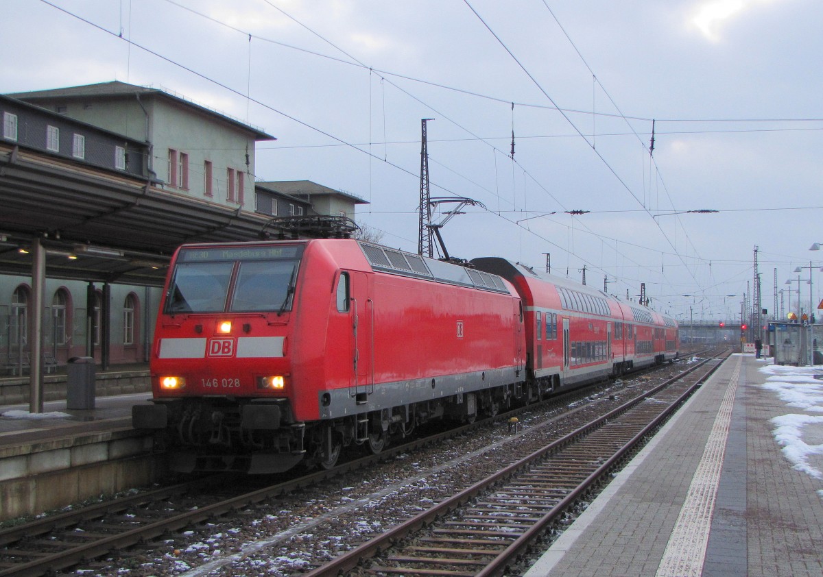 DB 146 028 mit dem RE 17628 nach Magdeburg Hbf, am 23.01.2016 in Naumburg (S) Hbf.