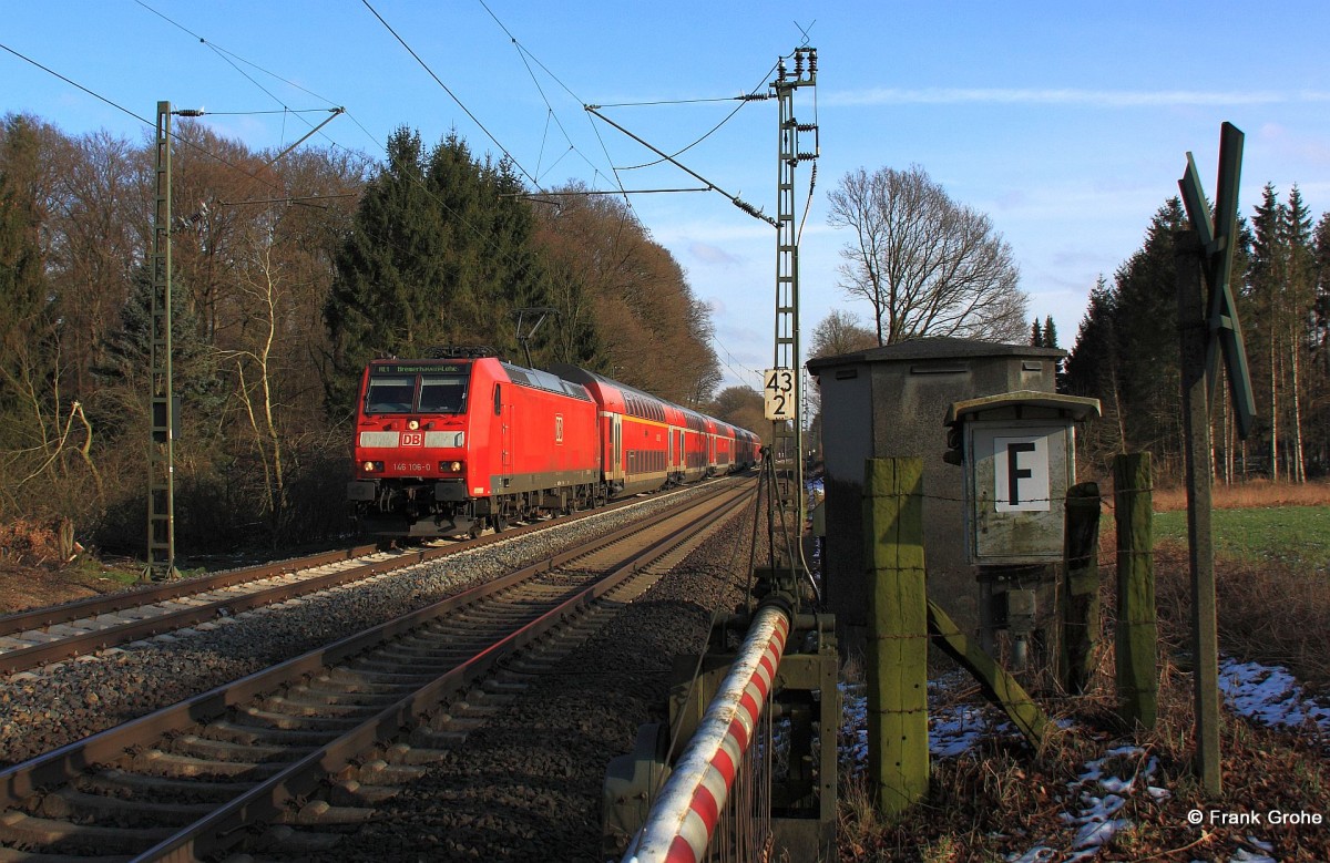 DB 146 106-0 (Bj. 2003, Bombardier) vor RE 4420 Hannover Hbf. - Bremerhaven-Lehe, KBS 380 Hannover - Bremen, fotografiert an einem BÜ zwischen Hagen und Linsburg am 17.02.2016