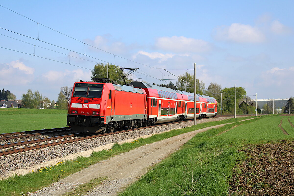 DB 146 203 schiebt einen RE5 von Lindau nach Ulm über die Südbahn bei Bad Schussenried. (01.05.2022)