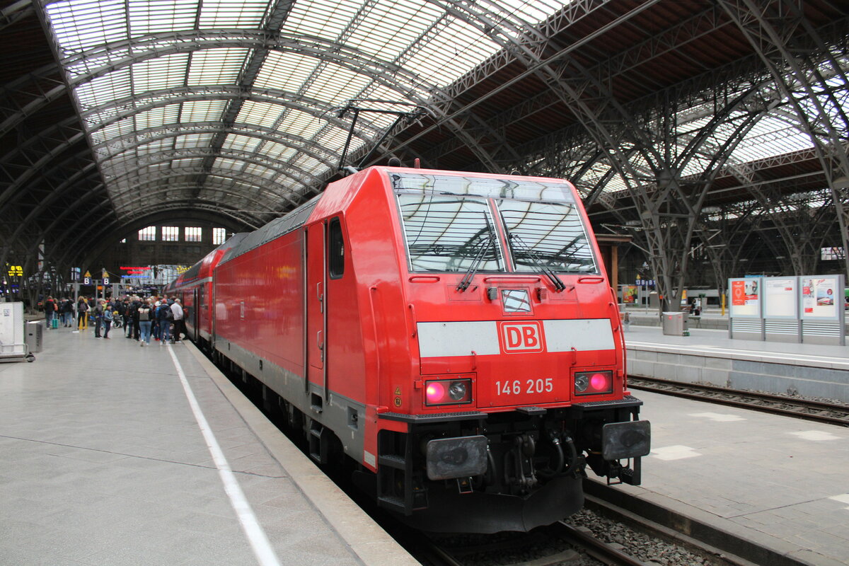 DB 146 205 mit dem RE 16510 aus Dresden Hbf, am 14.04.2023 in Leipzig Hbf.