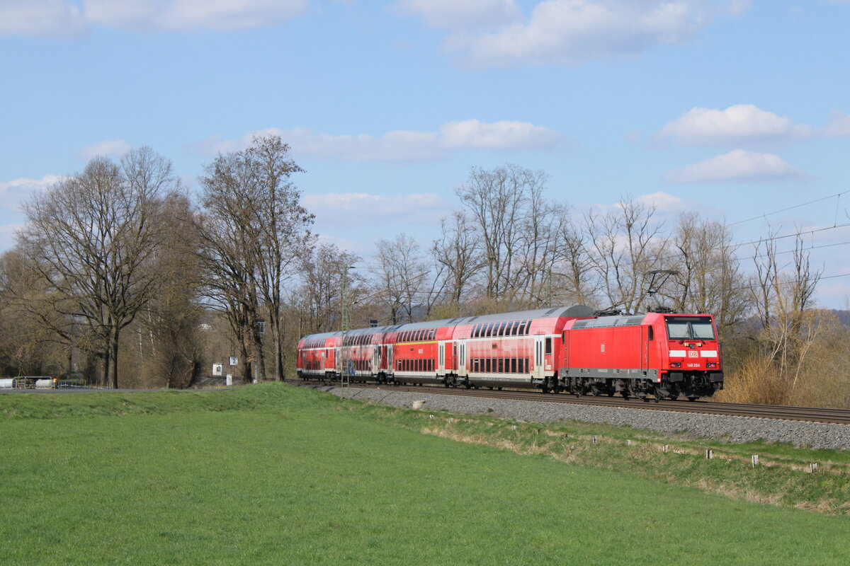 DB 146 264 mit dem RE 4593 von Frankfurt (M) Hbf nach Bebra, am 05.04.2023 in Hauneck.