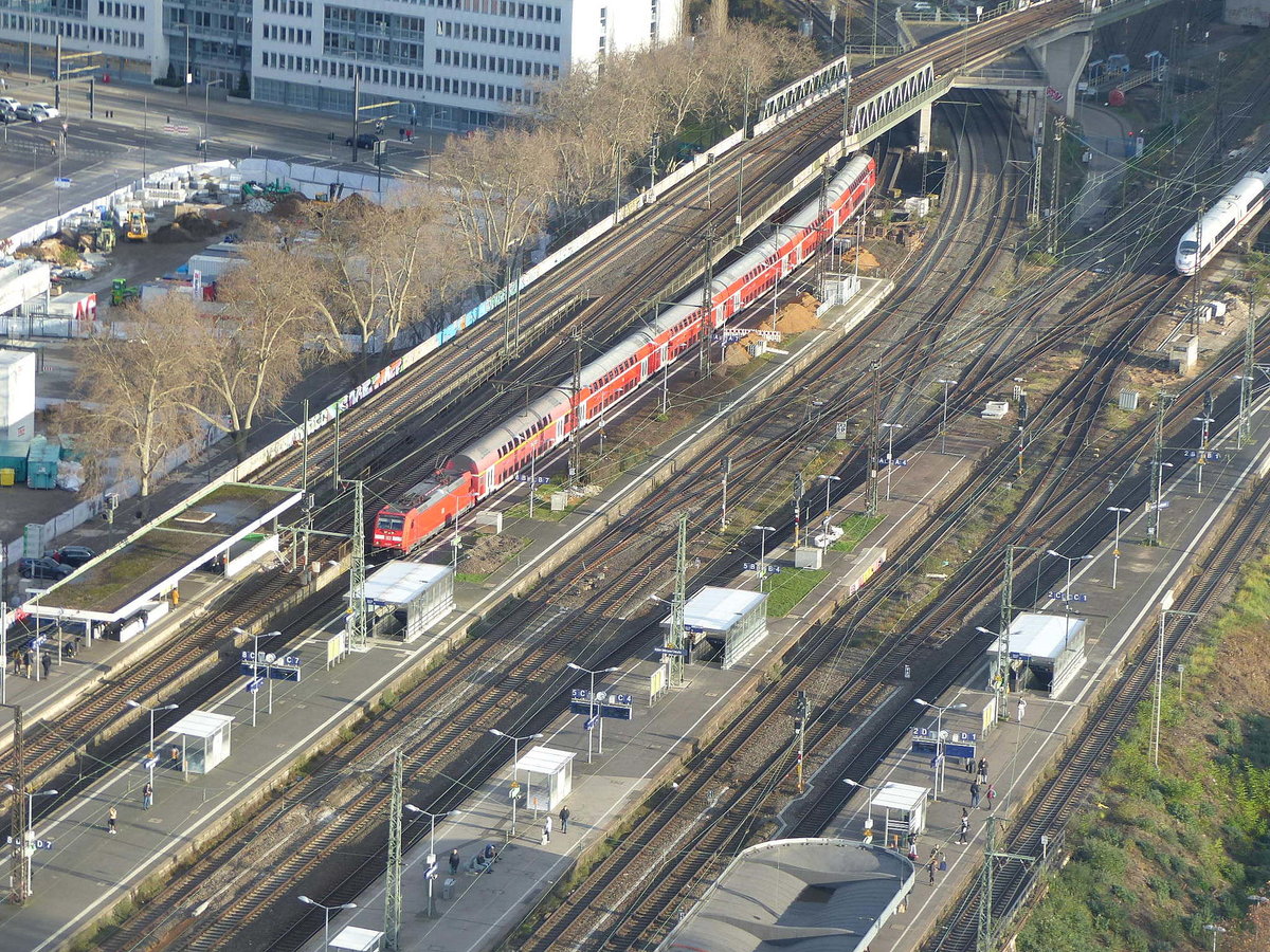 DB 146 281 mit dem RE 26816 von Hamm (Westf) Hbf nach Aachen Hbf, am 21.12.2019 in Köln Messe/Deutz.