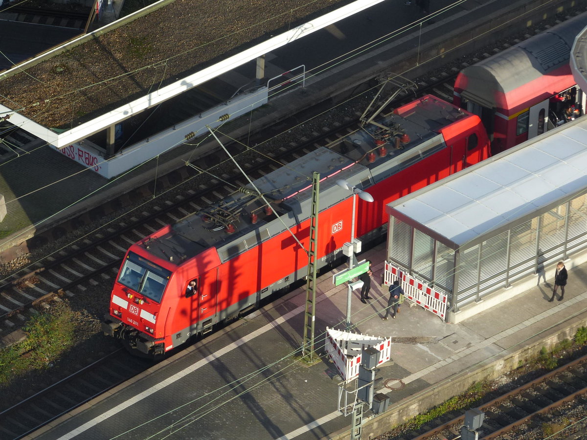 DB 146 281 mit dem RE 26816 von Hamm (Westf) Hbf nach Aachen Hbf, am 21.12.2019 in Köln Messe/Deutz.