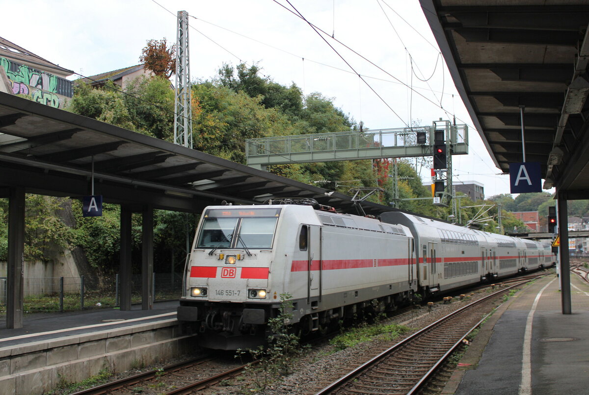 DB 146 551-7 mit dem IC 2046 von Dresden Hbf nach Stuttgart Hbf, am 13.10.2023 in Wuppertal Hbf.
