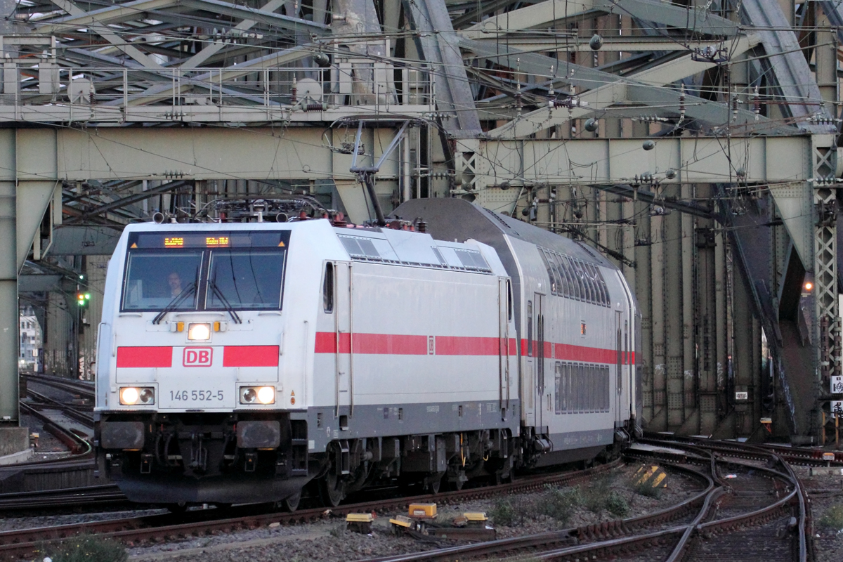 DB 146 552-5 mit IC 2048 bei der Einfahrt in Köln Hbf. 16.11.2019