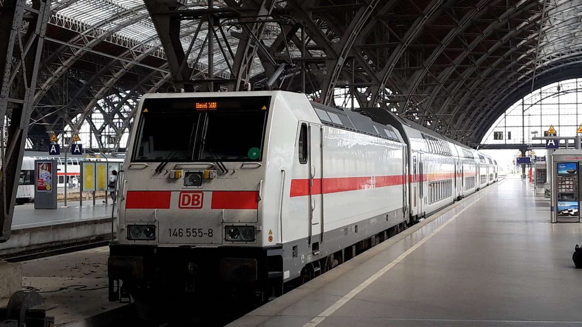 DB 146 555-8 pausiert mit einer IC2-Garnitur am 25.08.2017 in Leipzig Hbf. In der Zugzielanzeige der Lok stand Basel SBB.