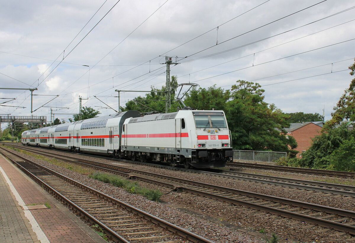 DB 146 556-6 mit dem IC 2048 von Dresden Hbf nach Karlsruhe Hbf, am 04.08.2023 in Niederndodeleben.