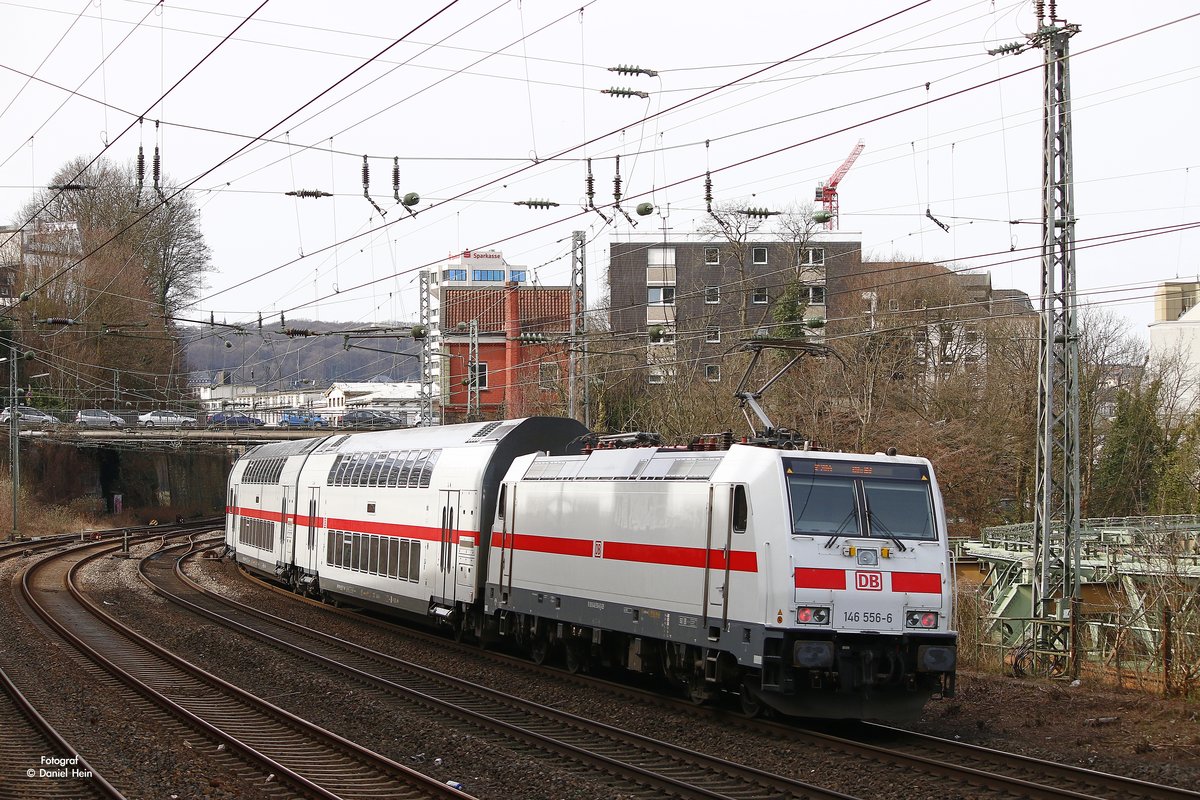 DB 146 556-6 schiebt IC2 in Wuppertal, M�rz 2017.