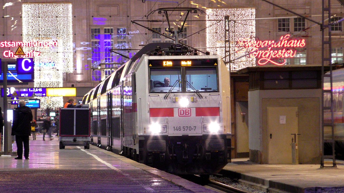 DB 146 570-7 steht am Abend des 29. Dezember mit IC 2444 nach Köln Hbf zur Abfahrt in Leipzig Hbf bereit. Angehängt waren 5 Doppelstockwagen + 1 Steuerwagen