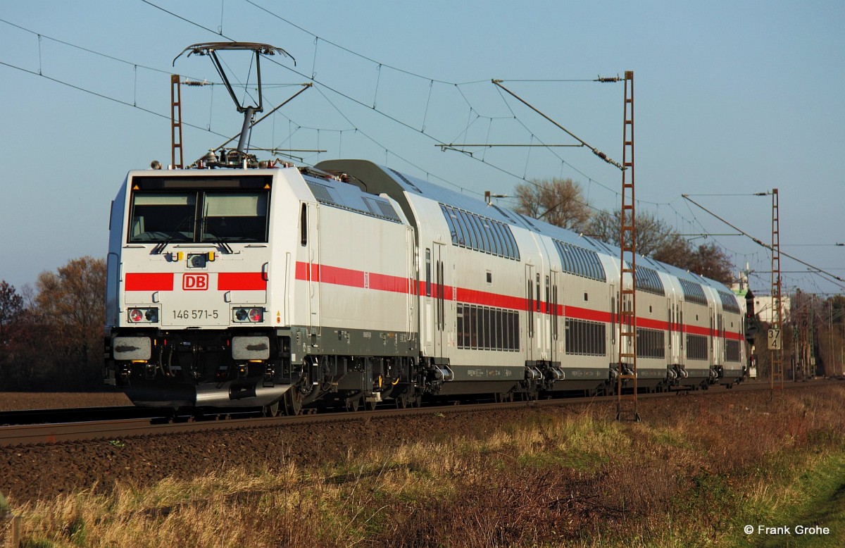 DB 146 571-5 (Baujahr 2013, Bombardier) schiebt neuen IC - Doppelstockzug auf Schulungsfahrt Richtung Hannover, KBS 370 Bielefeld - Hannover, fotografiert bei Vornhagen am 27.11.2015