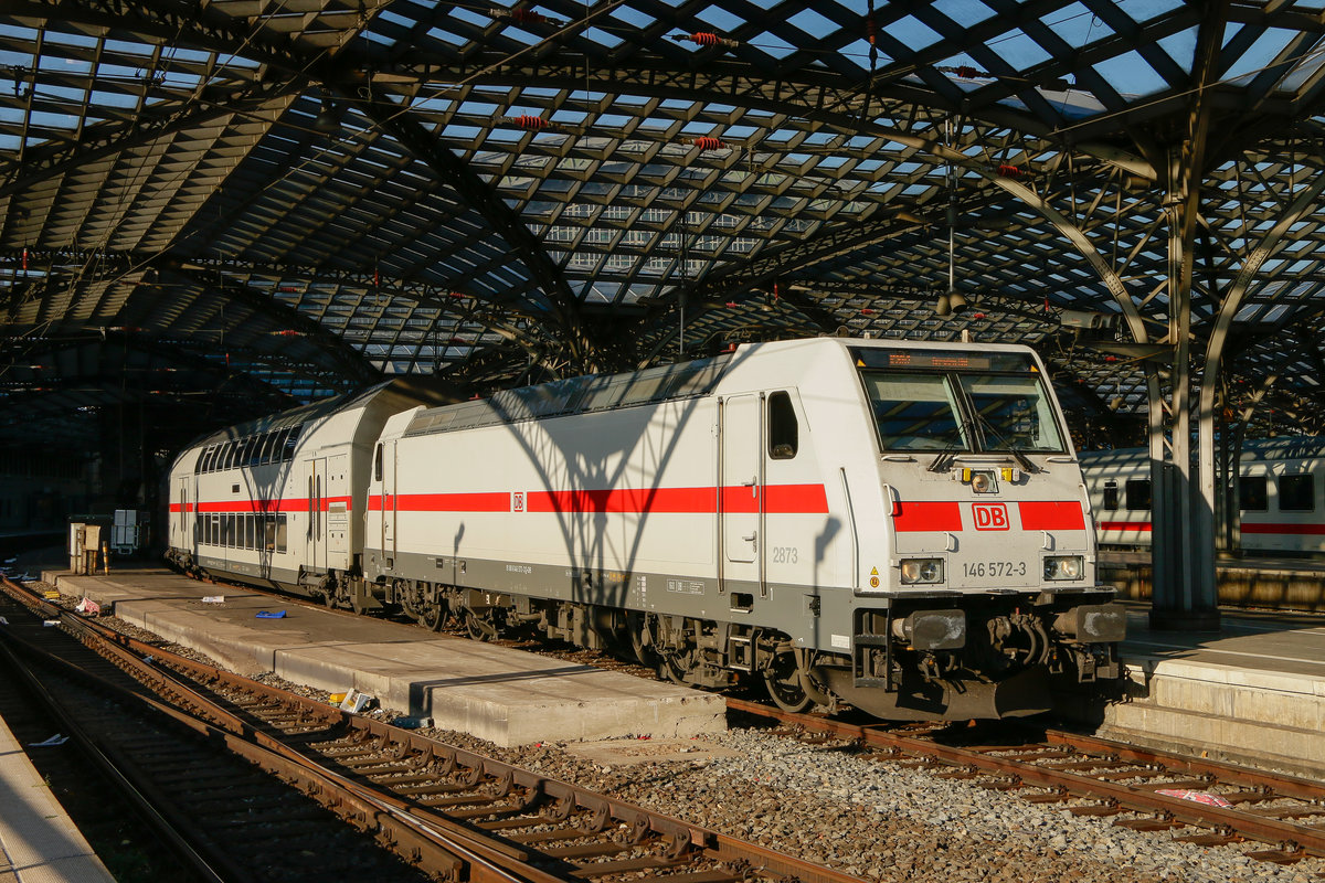 DB 146 572-3 mit IC2 in K�ln Hbf, November 2018.