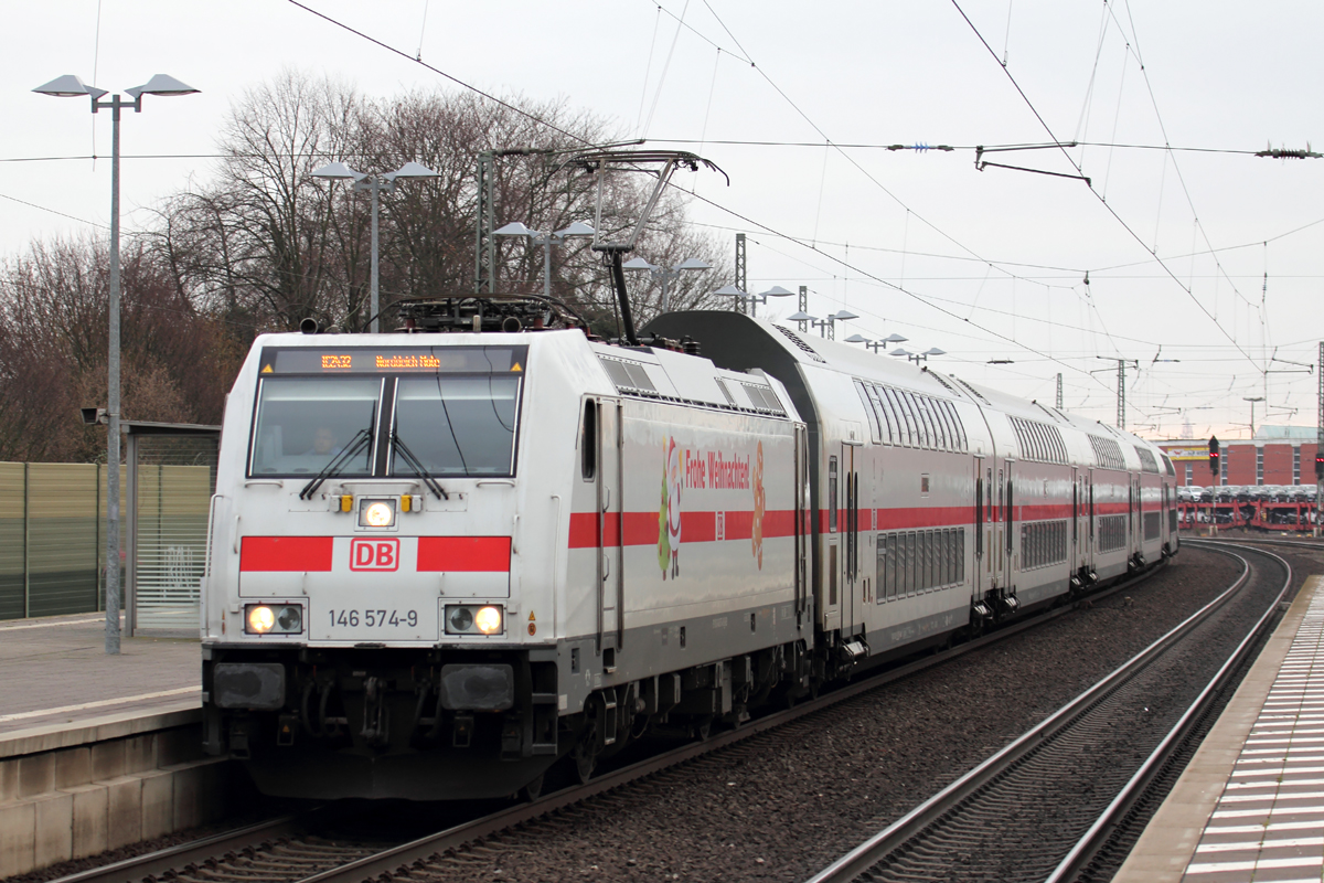 DB 146 574-9 mit IC 2432 nach Norddeich-Mole bei der Einfahrt in Nienburg(Weser) 18.12.2018