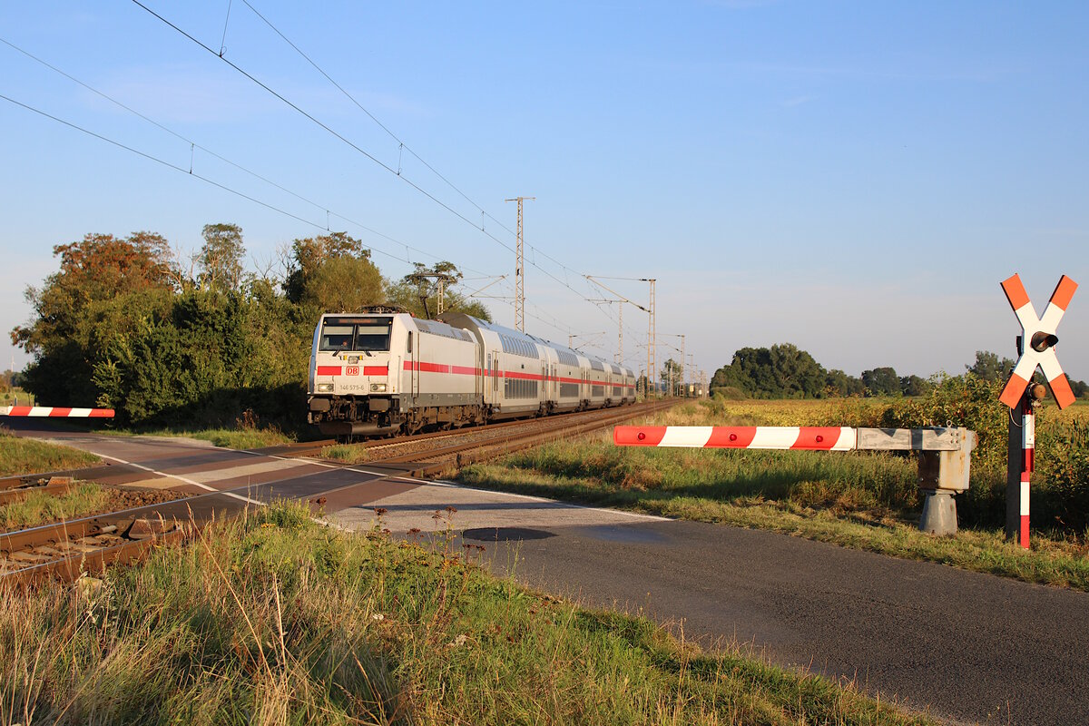 DB 146 575-6 fährt mit ihrem IC2 von Leipzig in Richtung Magdeburg und passiert hier gerade den WSSB Bahnübergang bei Güterglück. (09.09.2023)
