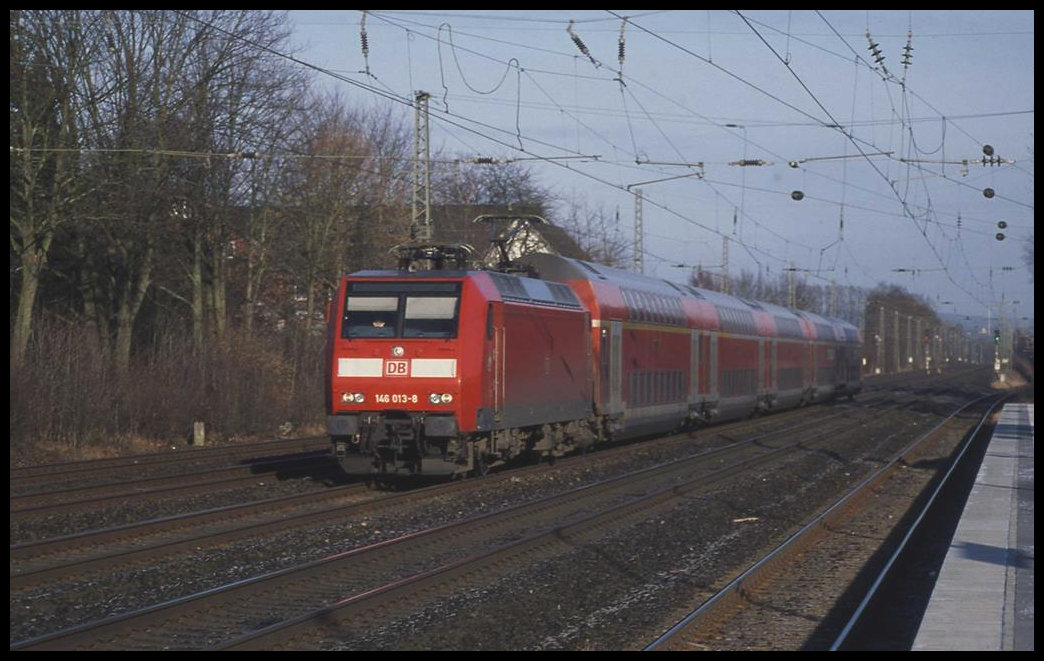 DB 146013-8 ist hier mit einem Dosto als RE in Richtung Bielefeld am 3.1.2004 um 10.11 Uhr in Hiddenhausen - Schweicheln unterwegs.