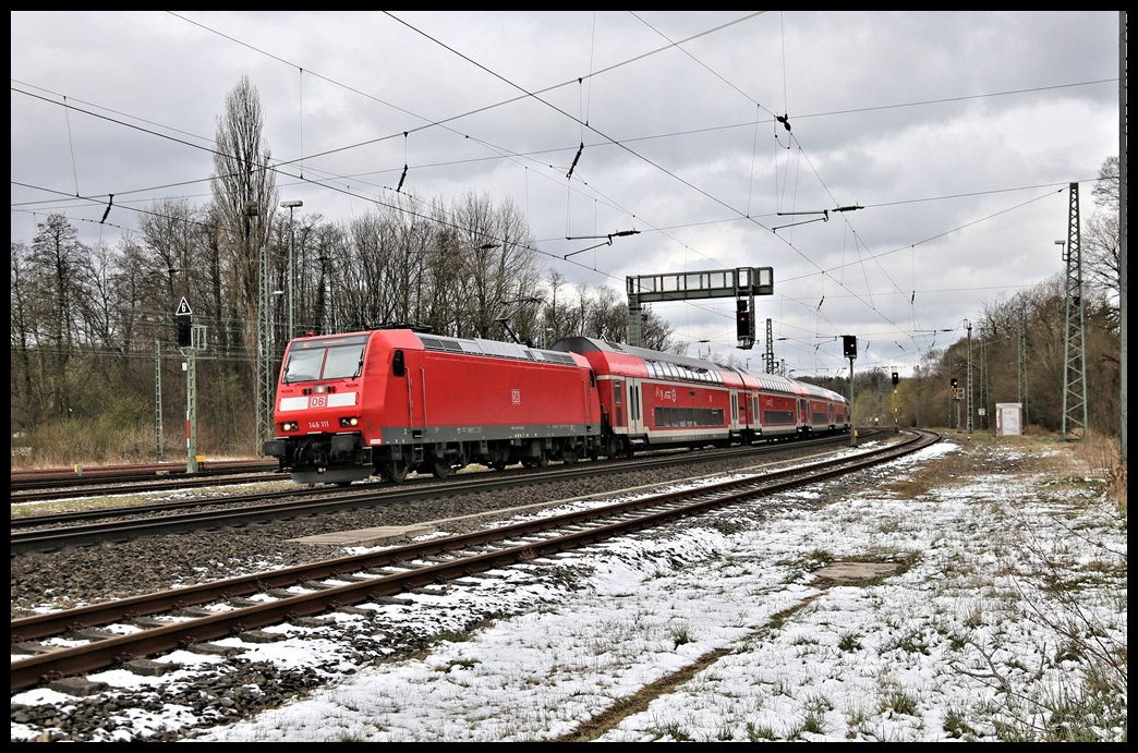 DB 146111 fährt hier am 2.4.2022 um 11.10 Uhr als RE 2 aus Düsseldorf kommend in Hasbergen ein.