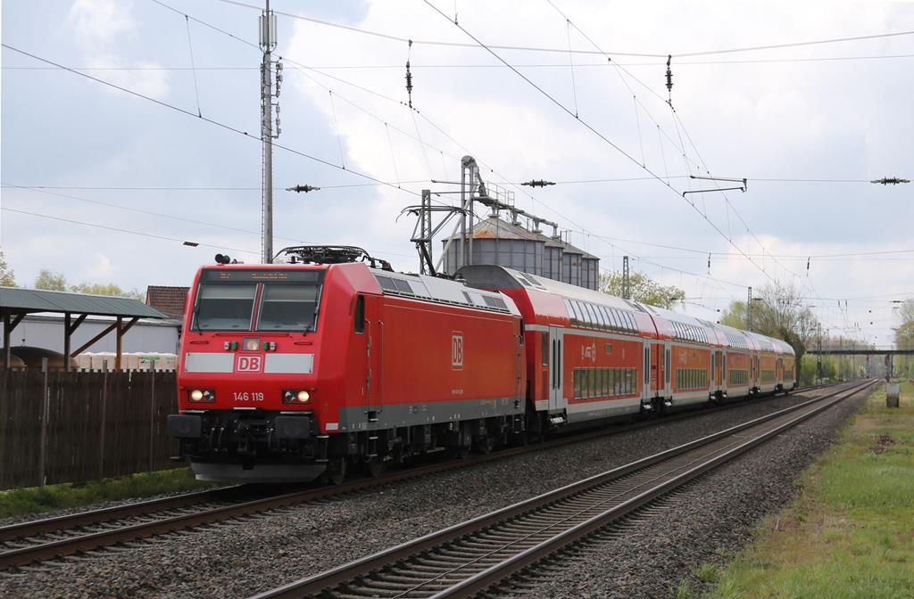 DB 146119 fährt hier mit dem RE 2 aus Düsseldorf am 6.5.2021 um 10.57 Uhr durch den Bahnhof Natrup Hagen in Richtung Zielbahnhof Osnabrück.