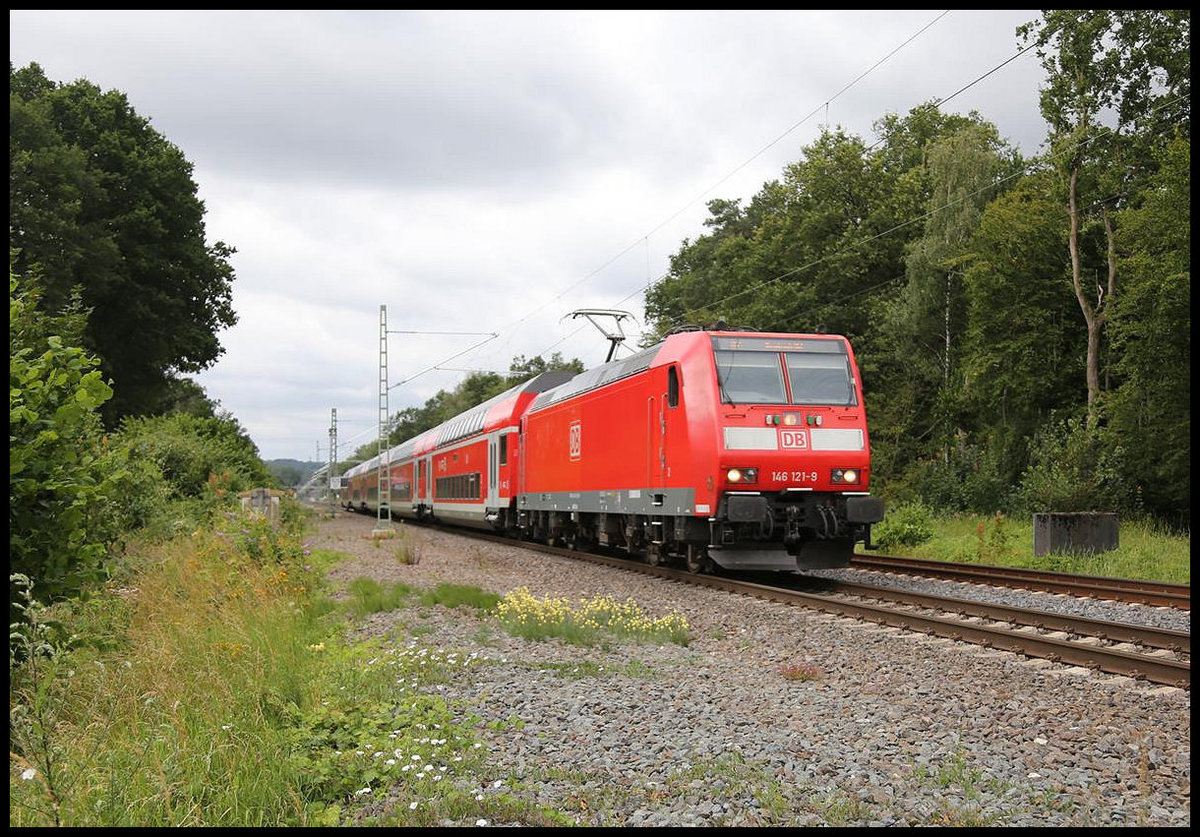 DB 146121-9 ist hier am 25.07.2020 bei Natrup Hagen verspätet um 11.19 Uhr mit dem RE 2 nach Osnabrück unterwegs.