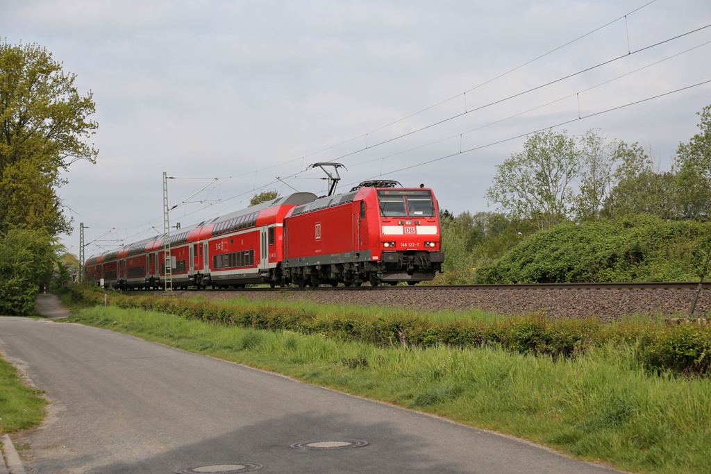 DB 146122-7 verläßt hier am 4.5.2022 um 9.05 Uhr mit dem RE 2 aus Düsseldorf Hasbergen in Richtung Zielbahnhof Osnabrück.