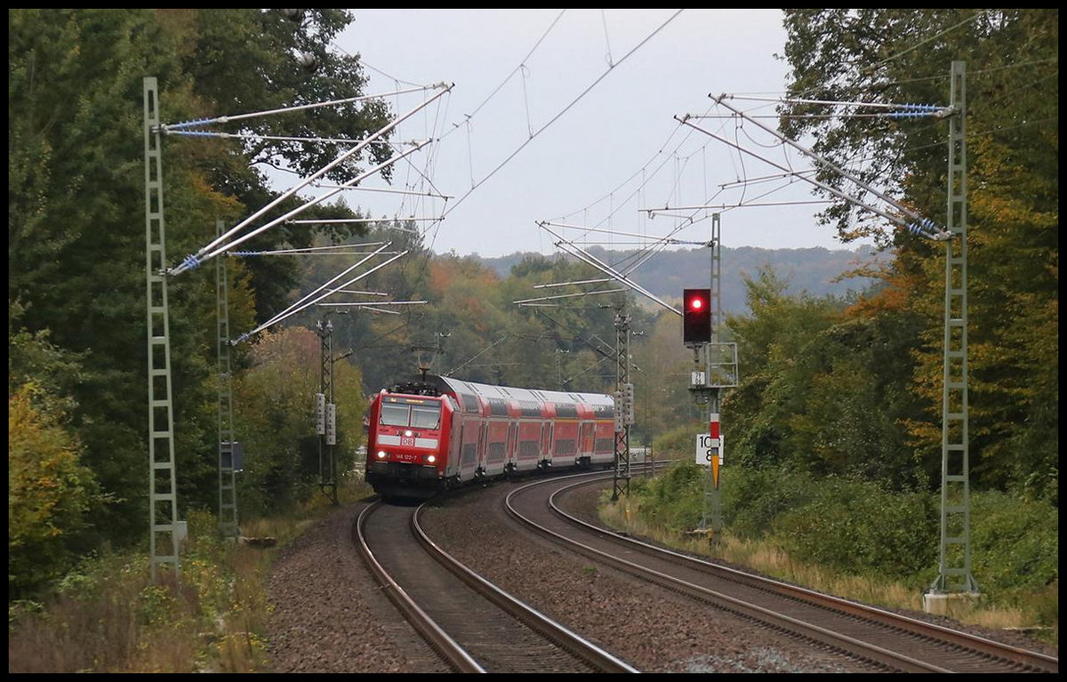 DB 146122 nähert sich hier am 20.10.2020 an der Landesgrenze NRW zu Niedersachsen mit dem RE 2 nach Osnabrück dem Haltepunkt Natrup-Hagen. Die Uhr zeigt 09.03 Uhr. D.h. der Zug fährt durch und hält erst in der nächsten Stunde wieder. 