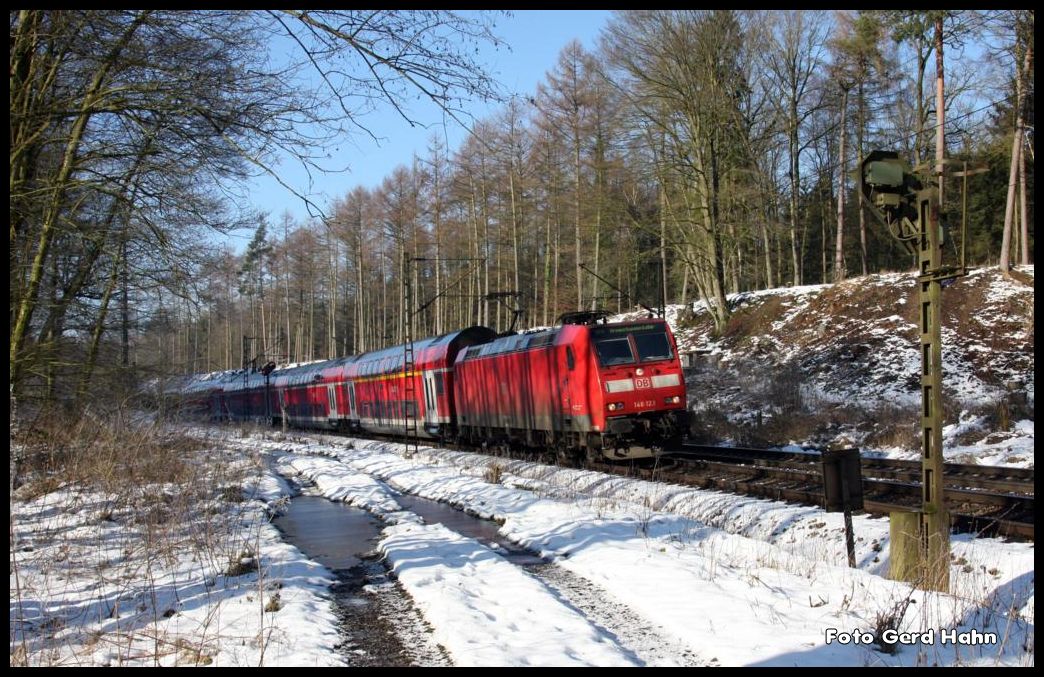DB 146123 überquert mit RE 9 nach Bremerhaven am 4.2.2015 um 11.43 Uhr das Wiehengebirge bei Ostercappeln.
