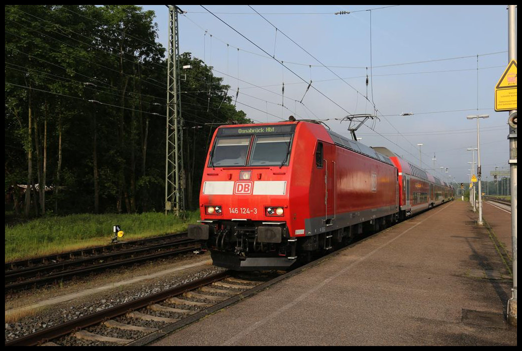 DB 146124-3 mit RE 2 aus Düsseldorf musste am 4.6.2021 um 8.14 Uhr anstatt auf Gleis 2 auf Gleis 4 im Bahnhof Hasbergen halten. Gedacht war dies für eine Überholung durch einen ICE. Da diese aber offensichtlich länger auf sich warten ließ, konnte der RE 2 bald wieder in Richtung Endbahnhof Osnabrück weiter fahren!