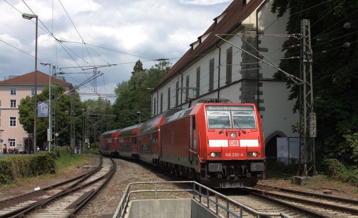 DB 146232 erreicht am 1.6.2014 mit einer Dostogarnitur aus Karlsruhe kommend 
den Hauptbahnhof Konstanz.