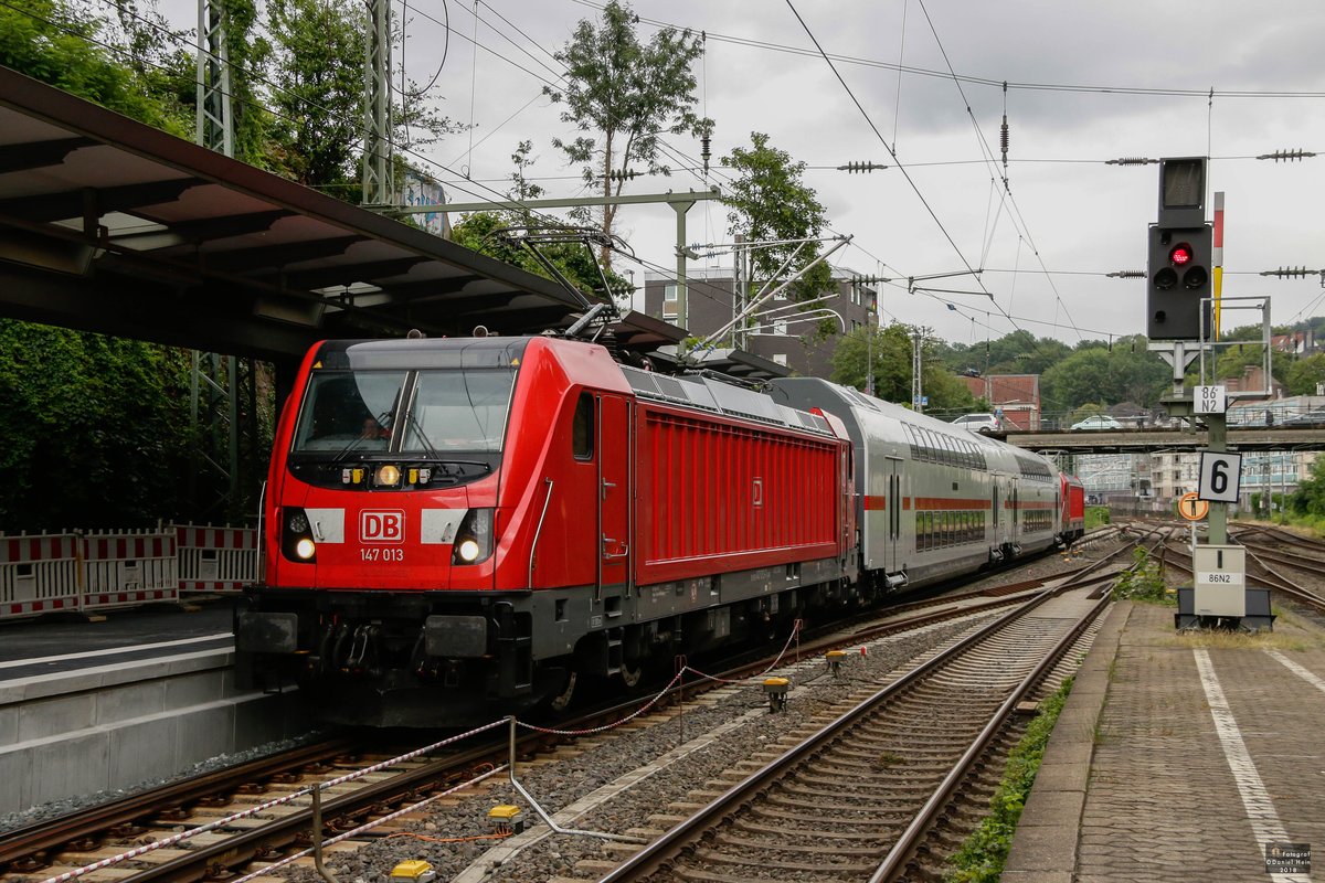 DB 147 013 mit zwei IC Dostos am Schluss DB 187 142 in Wuppertal Hbf, Juni 2018.