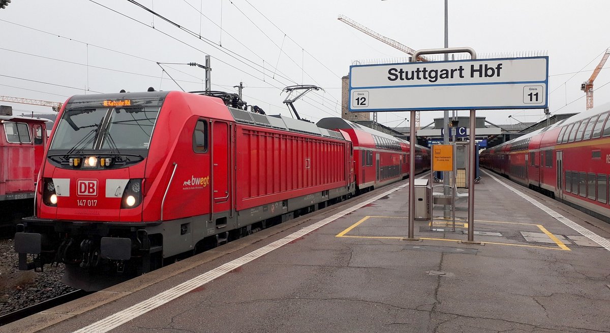 DB 147 017 mit dem RE 19528 nach Karlsruhe Hbf, am 13.01.2019 in Stuttgart Hbf.