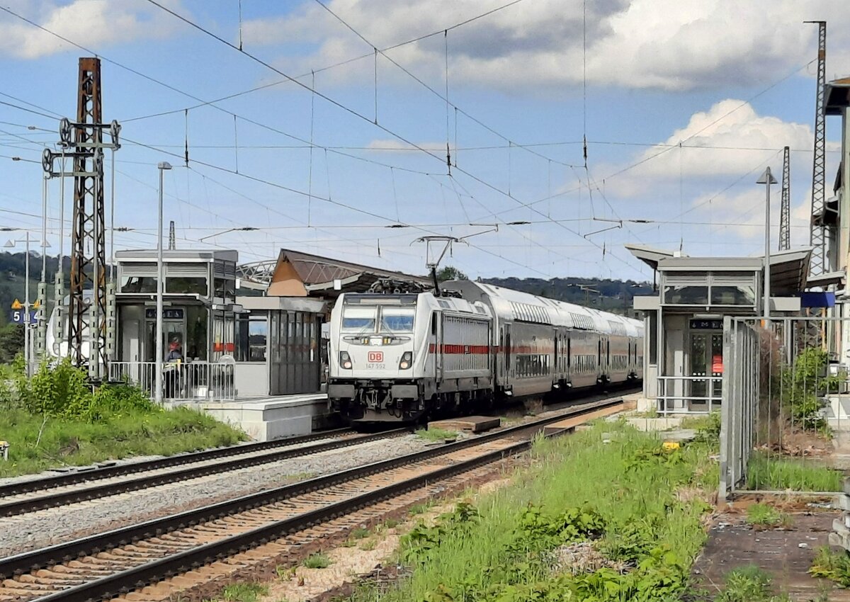 DB 147 552 mit dem IC 2060  Saaletal  von Leipzig Hbf nach Karlsruhe Hbf, am 20.05.2021 in Naumburg (S) Hbf.