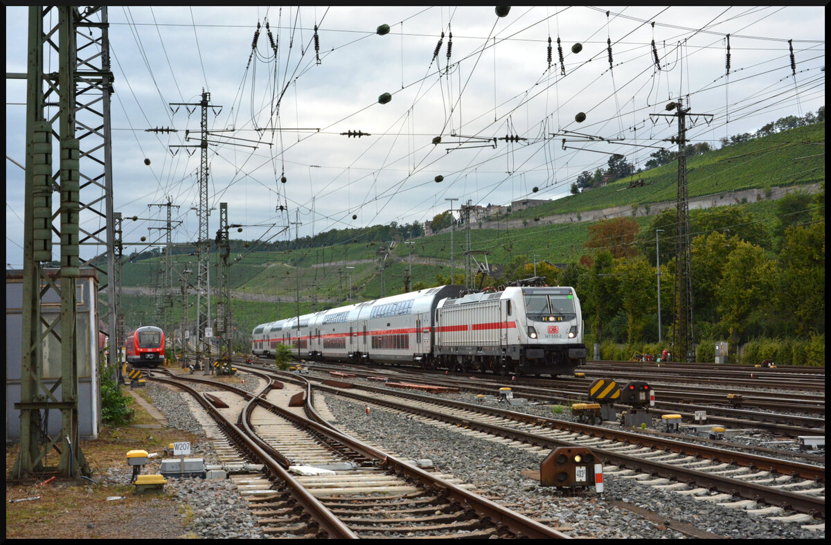 DB 147 553-2 am 16.09.2024 mit einem Lr-IC2 in Würzburg von der SFS kommend auf dem Weg nach Nürnberg.