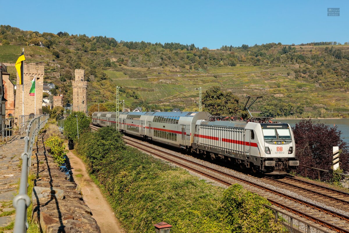 DB 147 553-2 schiebt IC2 in Oberwesel, Oktober 2025.