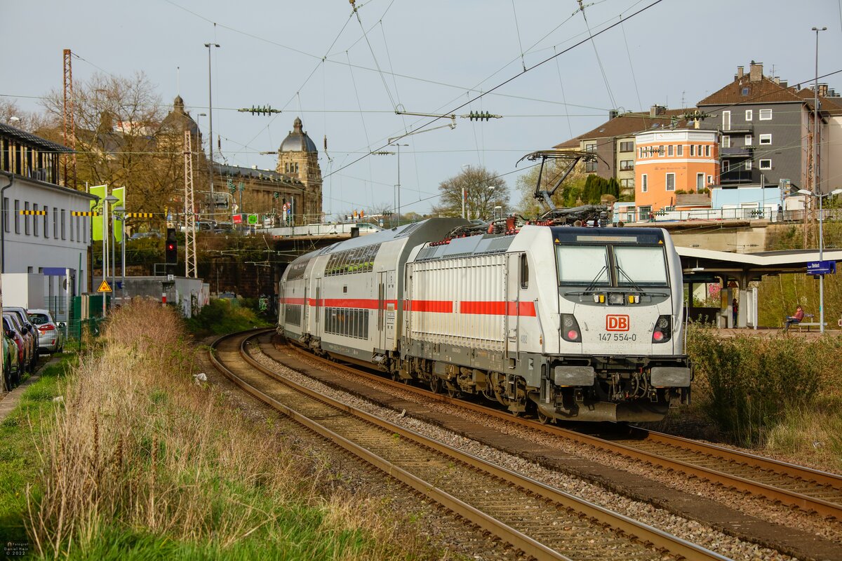 DB 147 554-0 schiebt IC2 in Wuppertal, April 2022.